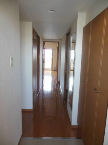 玄関　※同マンション別部屋の参考写真です。