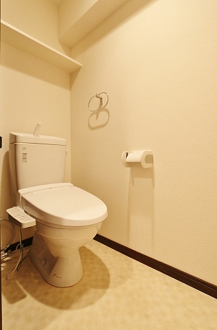 トイレ　収納棚もウォシュレットも付いているトイレです