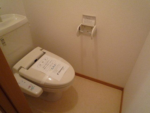 トイレ　落ち着いた色調のトイレです