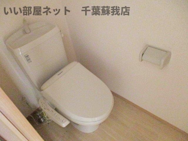 トイレ　落ち着いた色調のトイレです