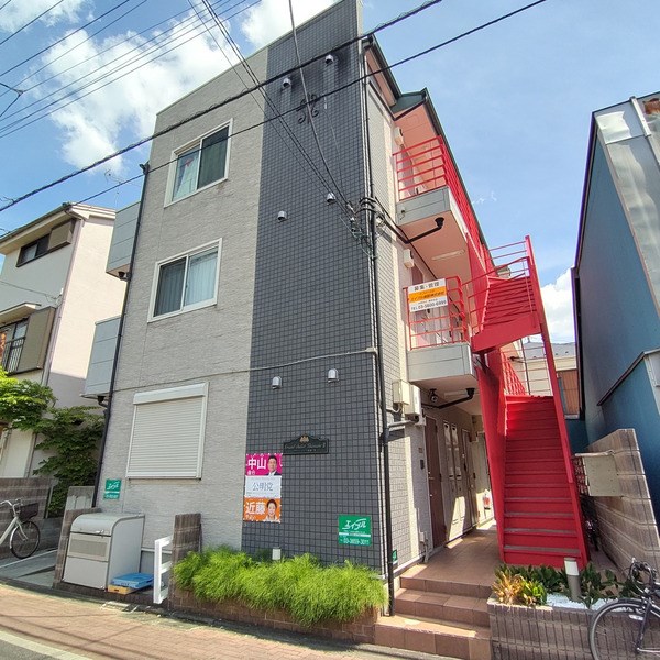 建物外観　防犯カメラ付きで安心♪
