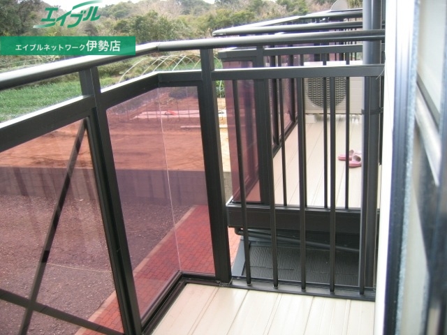 バルコニー　同建物別部屋写真です