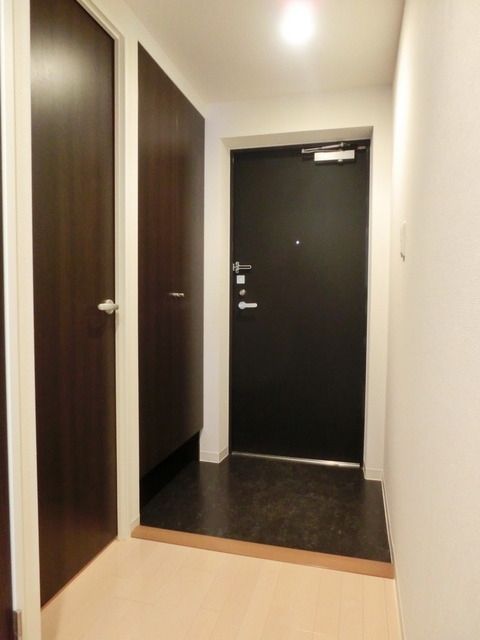 玄関　玄関ホール。ディンプルキー採用。