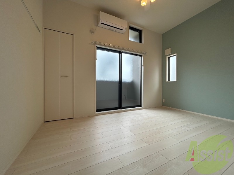 居室・リビング　６．５帖の洋室です。生活のメインとなる部屋ですね。