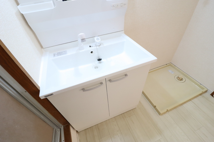洗面設備　明るい洗面所です