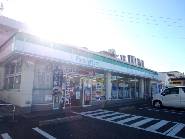 コンビニ　ファミリーマート 岸和田南町店（コンビニ）まで562m