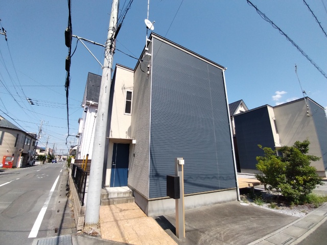 建物外観　駐車場２台付きの戸建て♪
