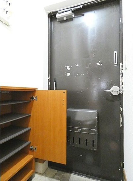 玄関　※写真は同じマンションの違う部屋のものになります。