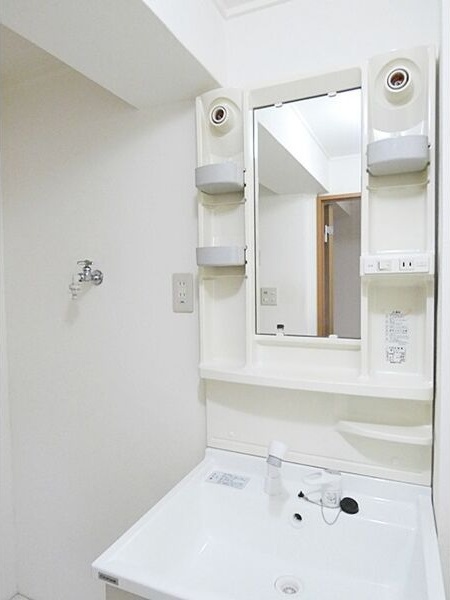 洗面設備　※写真は同じマンションの違う部屋のものになります。