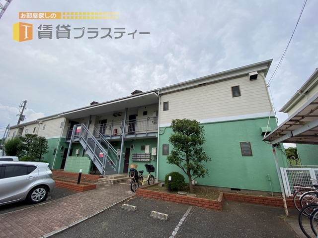 建物外観　緑と白、そうそこにはバードハイツ。