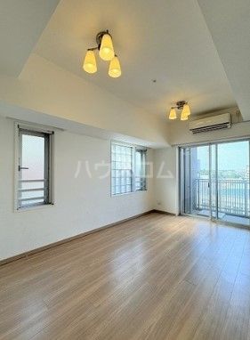 プレミスト調布駅前ブリリアントプレイスの居間写真