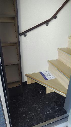 玄関　2階の玄関です。室内階段になっております。