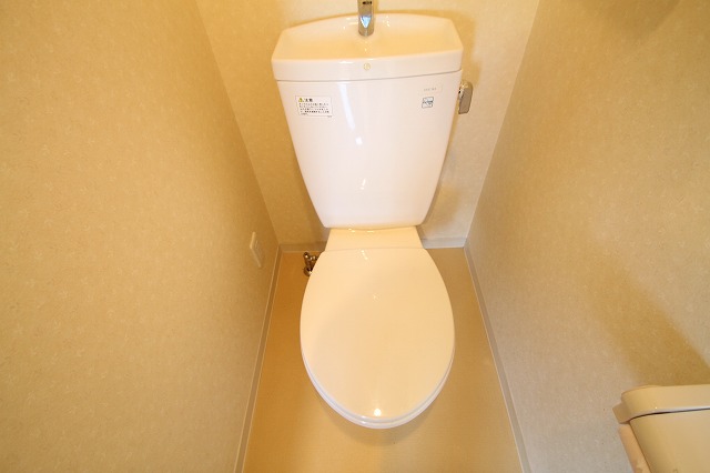 広島電鉄宇品線 市役所前駅 徒歩4分 14階建 築22年のトイレ写真