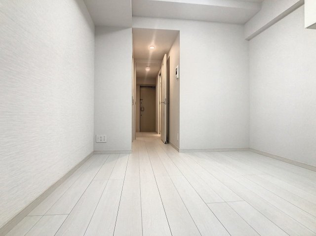 居室・リビング　優しい色合いの床材を使用した居住空間です。