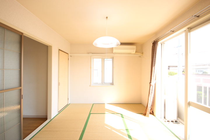 居室・リビング　南向き和室６帖です！　日当り良好。　(隣り和室からの眺め。)