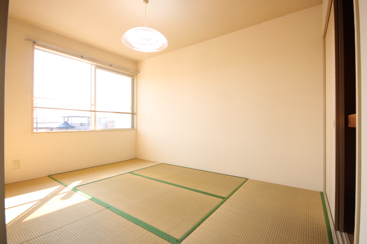 その他部屋・スペース　南向き和室６帖です！　日当り良好。　(キッチンからの眺め。)