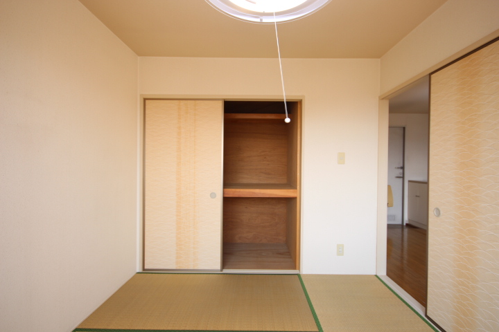収納　南向き和室６帖です！　押入付きです！