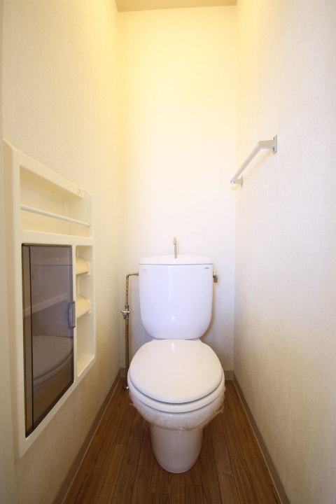 トイレ　トイレです！　小物入れが便利です。