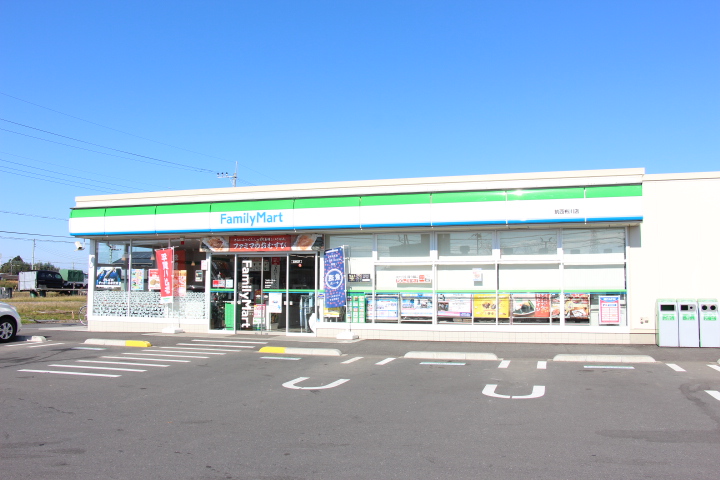 コンビニ　ファミリーマート筑西布川店（コンビニ）まで745m