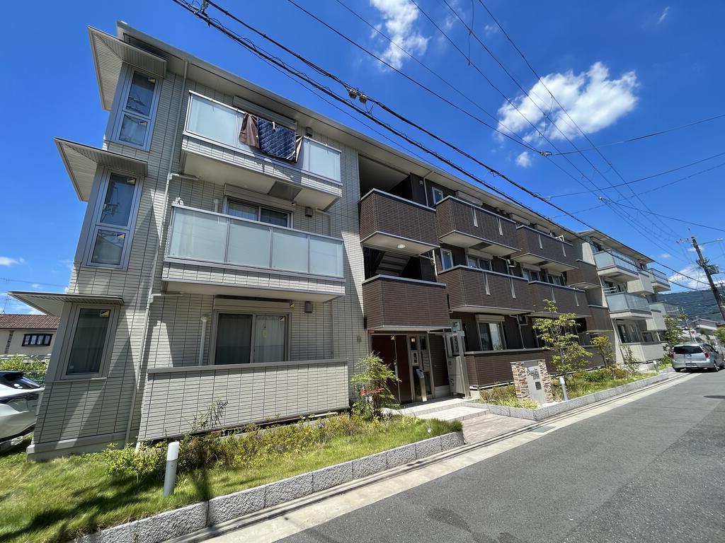 八尾市山本町南のアパートの建物外観