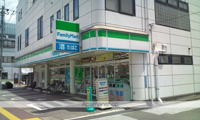 コンビニ　ファミリーマート（コンビニ）まで811m