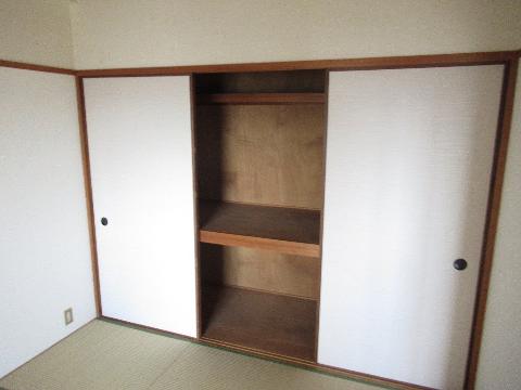 伸栄ハイツ　収納　押入