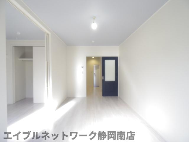 居室・リビング　こちらのリビングで趣味の時間をお楽しみください