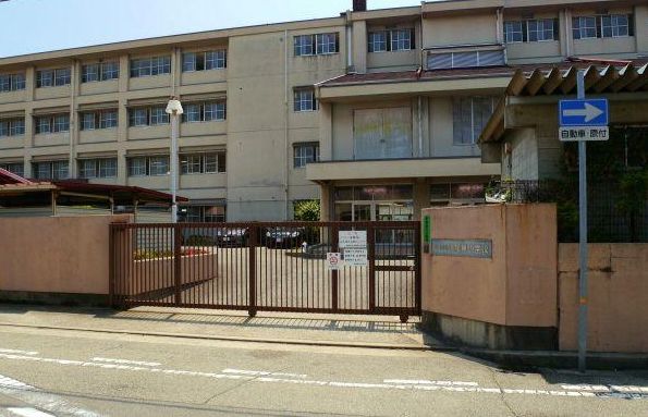 【西宮市上田東町のマンションの小学校】