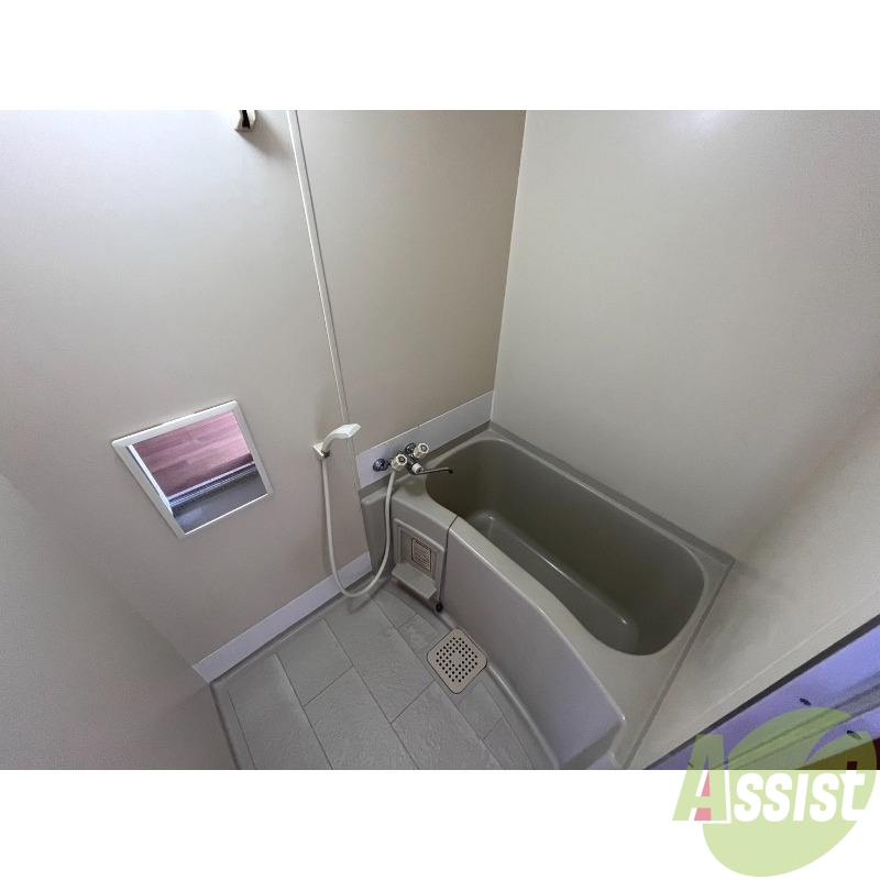 バス・シャワールーム　浴槽付きのお風呂です。ここで一日の疲れを癒しましょう。