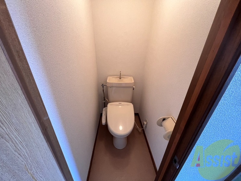 トイレ　ウォシュレット機能がついているので安心ですね。