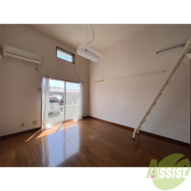 居室・リビング　南向きの大きめの窓から日差しがたっぷり入る明るいお部屋です。