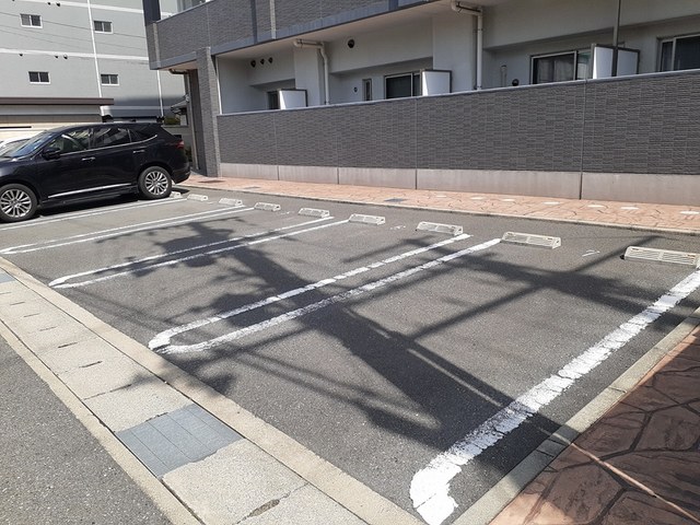 【姫路市飾磨区野田町のマンションの駐車場】