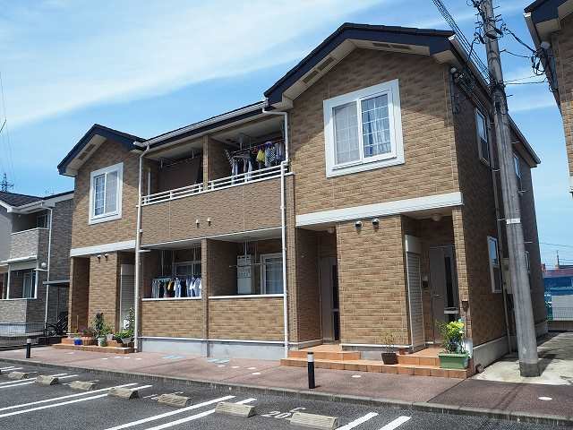 富山市八尾町井田のアパートの建物外観