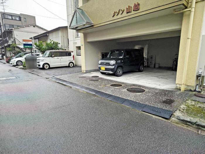 【メゾン山越の駐車場】