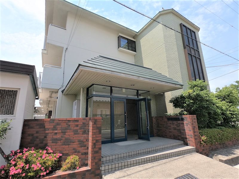 近江八幡市白鳥町のマンションの建物外観