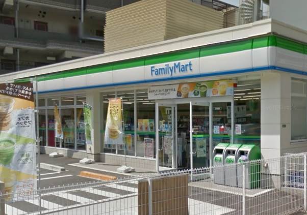 コンビニ　ファミリーマート東本浦店（コンビニ）まで556m