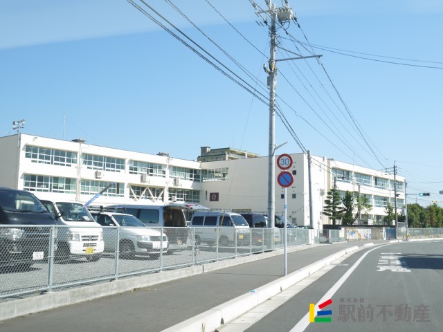 【小郡市小郡のアパートの小学校】