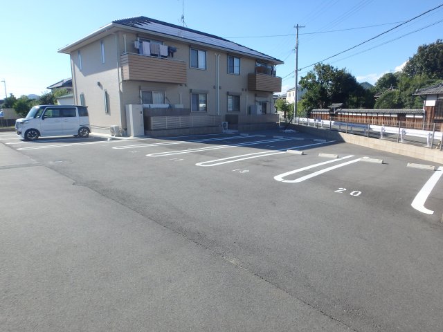 【姫路市余部区下余部のアパートの駐車場】