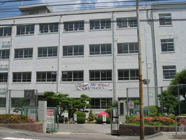 中学校　高槻市立第四中学校（中学校）まで688m