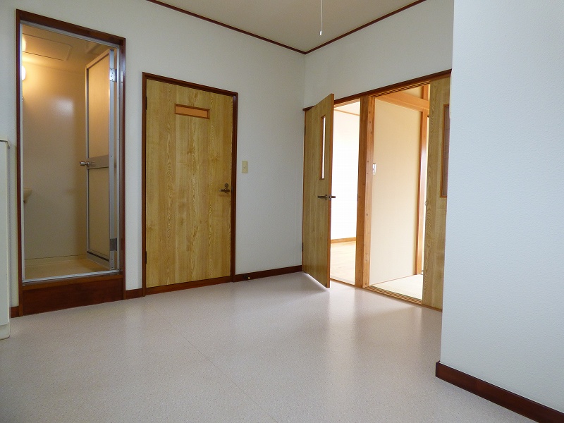 居室・リビング　同建物の別部屋の写真です。