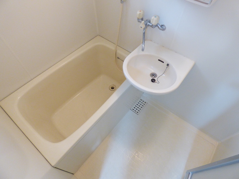 バス・シャワールーム　同建物の別部屋の写真です。