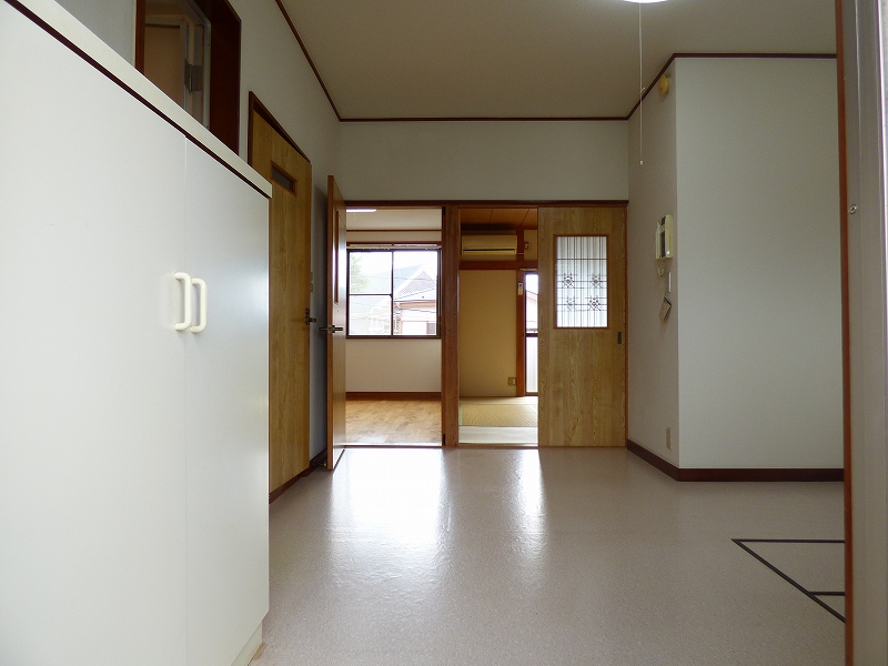 玄関　同建物の別部屋の写真です。