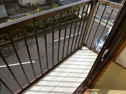 バルコニー　同建物の別部屋の写真です。