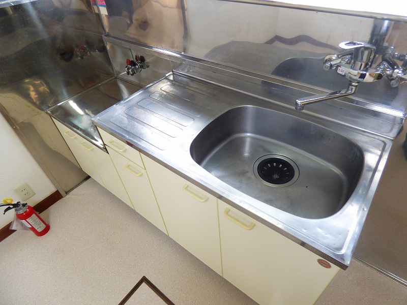 キッチン　同建物の別部屋の写真です。