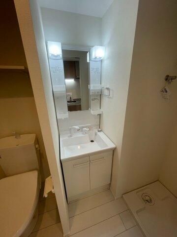 洗面設備　ゆったりとスペースのある洗面所