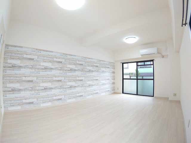 居室・リビング　同物件改装例です。