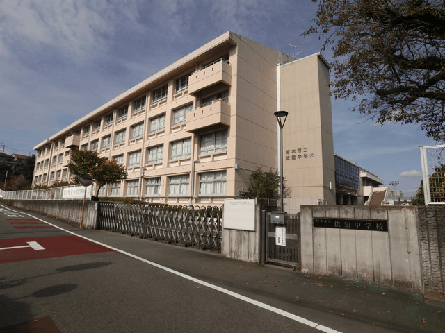 中学校　厚木市立依知中学校（中学校）まで121m