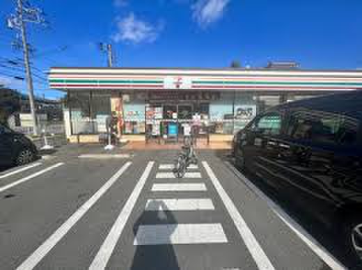 コンビニ　セブンイレブン（コンビニ）まで257m