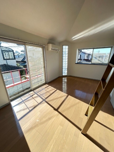 居室・リビング　別部屋の写真になります。