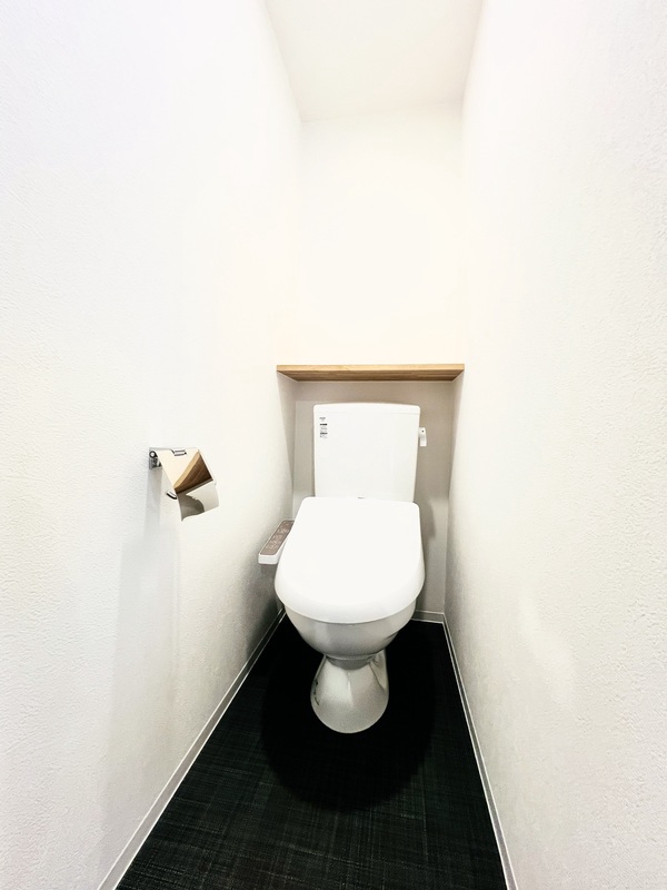 トイレ　白基調の清潔感のある空間